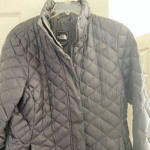Women’s gray North face coat good condition
